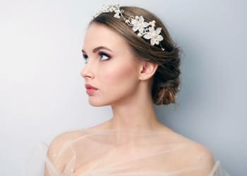 A beautiful bride with a minimal makeup look