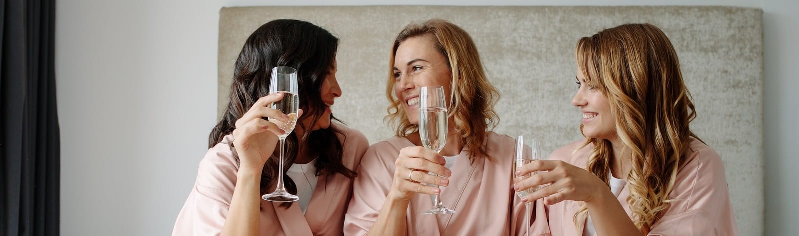 bigstock–224435941 – Copy ladies holding champagne